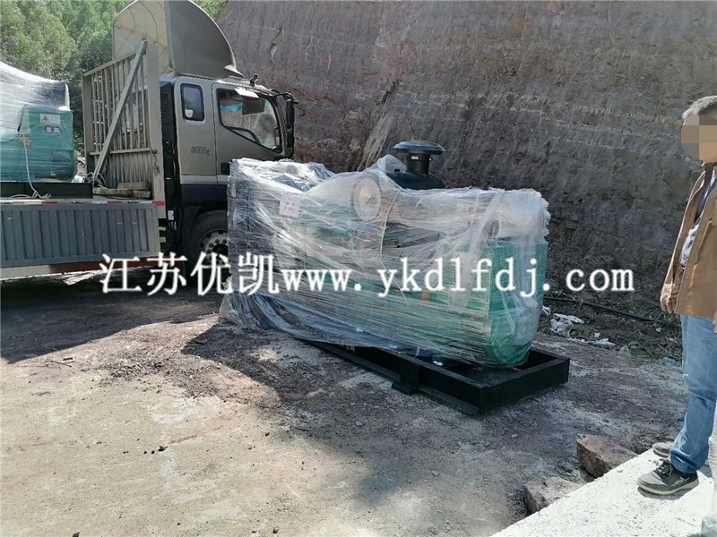 2020年10月22日，300KW康明斯發(fā)電機(jī)組3臺(tái)交付路面施工單位使用