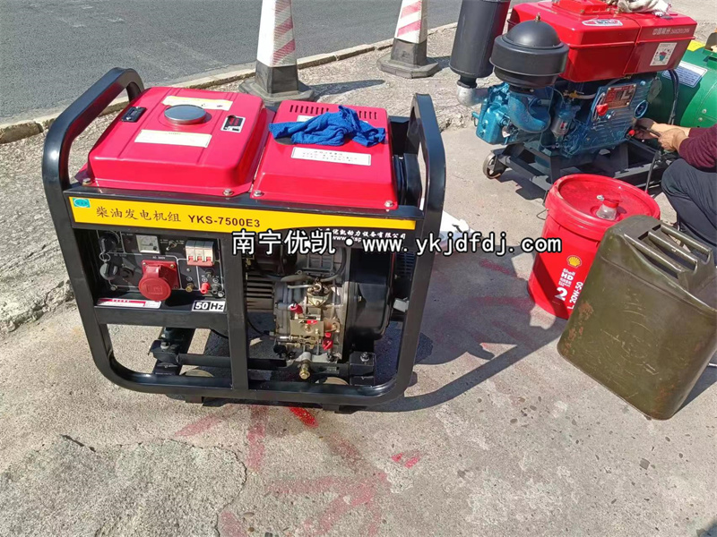 2022年12月6日，兩臺小型柴油發(fā)電機組發(fā)貨南寧工地