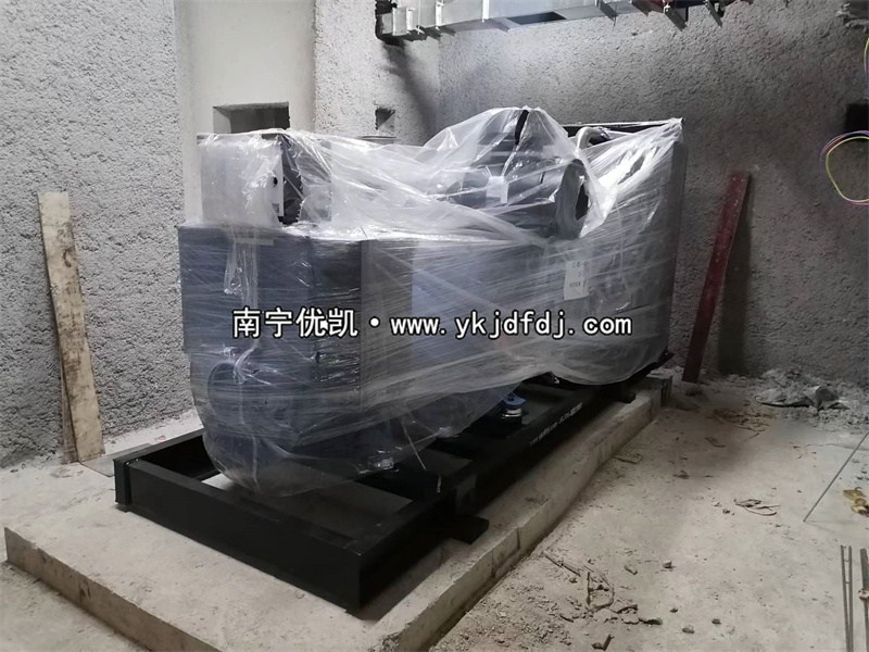 2022年12月29日，600kw玉柴發(fā)電機組柴油發(fā)電機到貨現(xiàn)場
