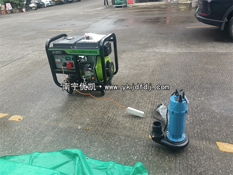 2024年8月13日，客戶到店自提8KW柴油發(fā)電機組