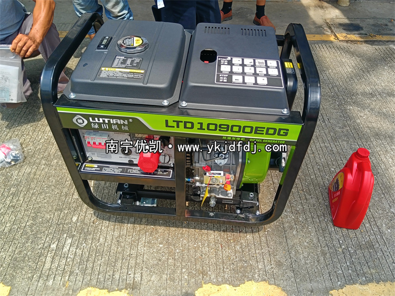 2025年9月8日，客戶到店采購8kw柴油發(fā)電機組并試機